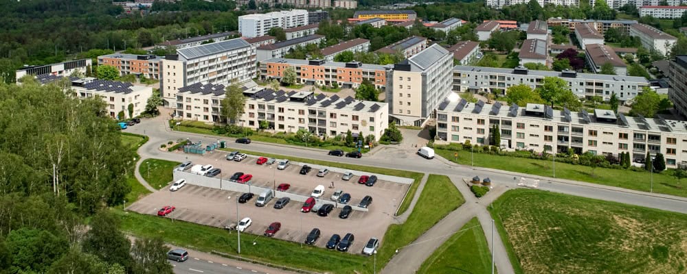 parkeringsplatser vid solhusen i Gårdsten
