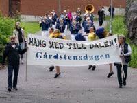 Kungälvs Musikkår går runt i Gårdsten innan festen startar i dalen. Kåren avslutar framför scenen kl. 12.00