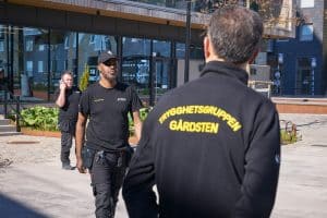 Trygghetsgruppen på Salviatorget framför Gårdstensbostäders kontor