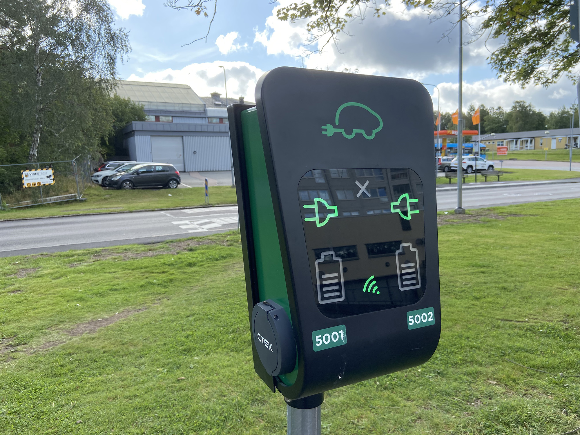 Bild på en laddbox för elbilar på Salviagatans laddzoon