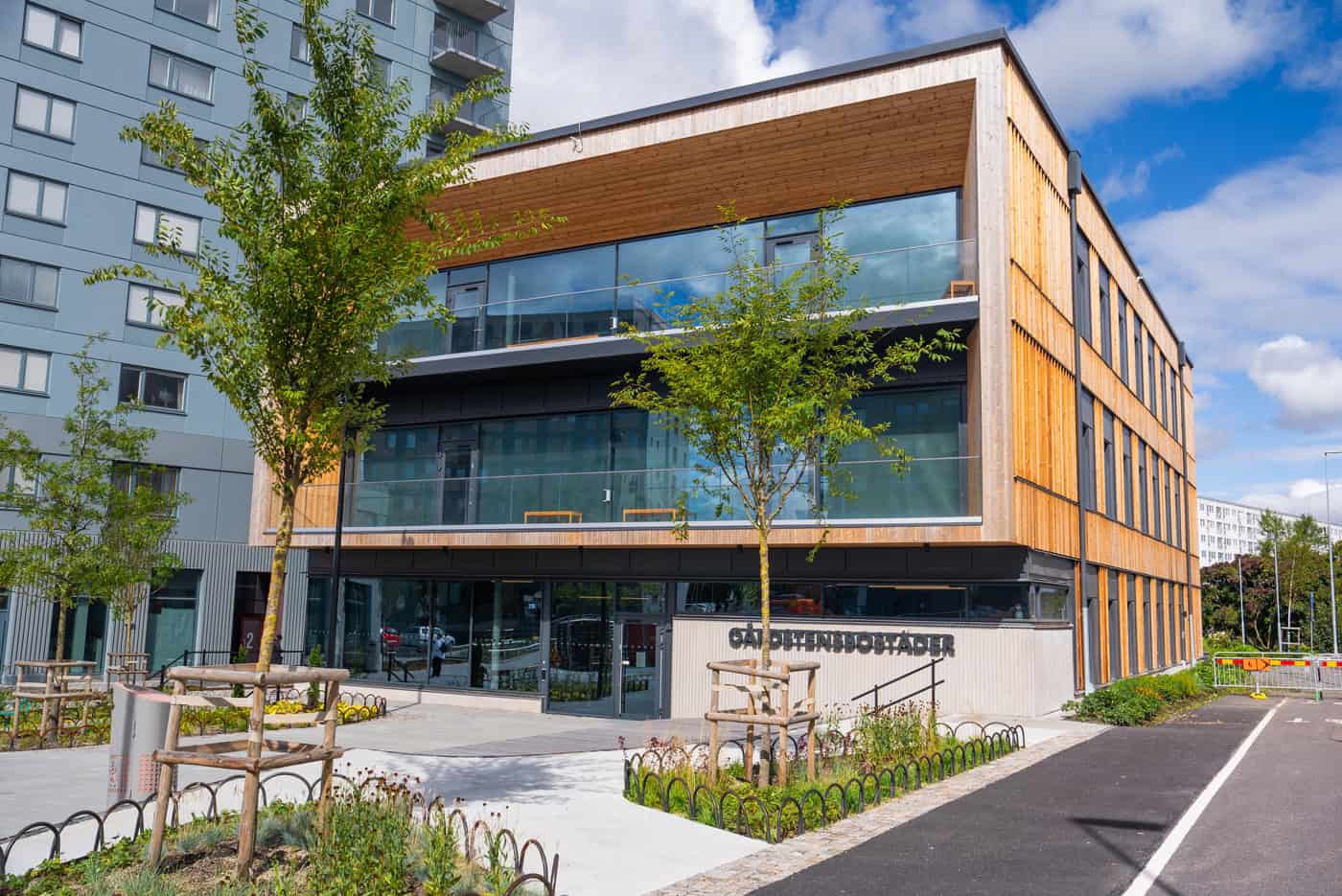 Gårdstensbostäders kontor på Salviatorget 3, sommartid