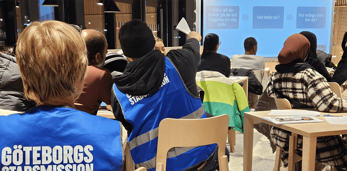 Personer som är med på en workshop där ryggar syns