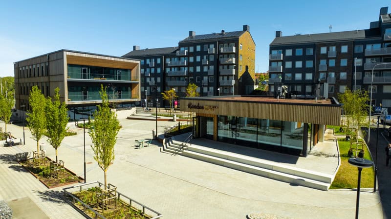 Salviatorget utanför Gårdsten Centrum med Gårdstensbostäders kontor och restaurang Randas