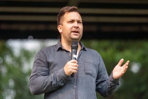 Bild på konferencier Lars Cedergren som håller ihop Gårdstensdagen från scenen