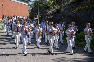 Kungälvs musikkår kommer gå runt i Gårdsten och spela nere i Dalen i början av dagen