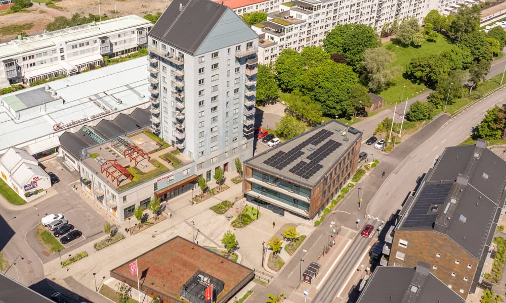 Bild över Salviatorget med Gårdsten centrum, Randas och Gårdstensbostäders kontor