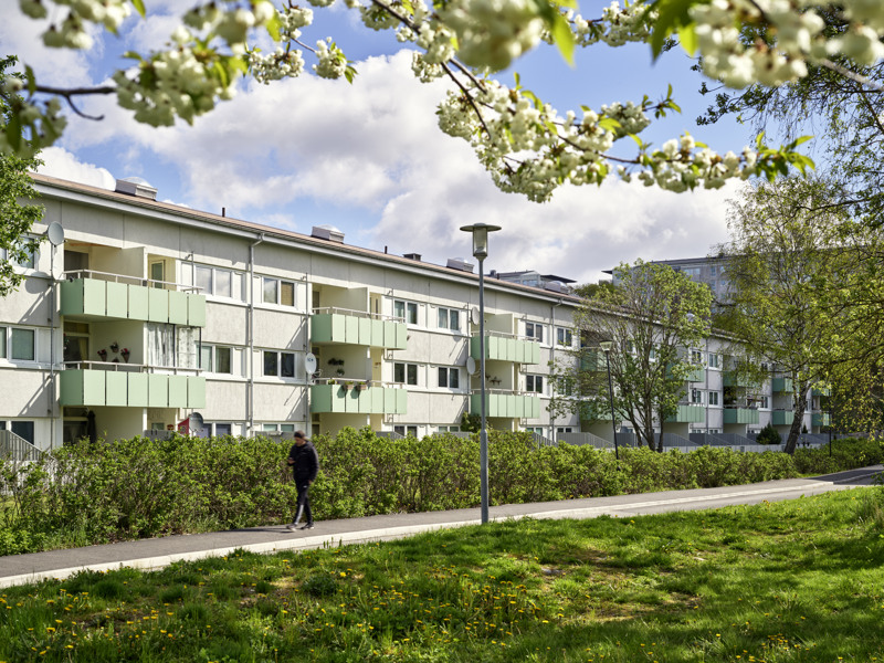 Bild på trevåningshus i Norra Gårdsten med en gångbana utanför