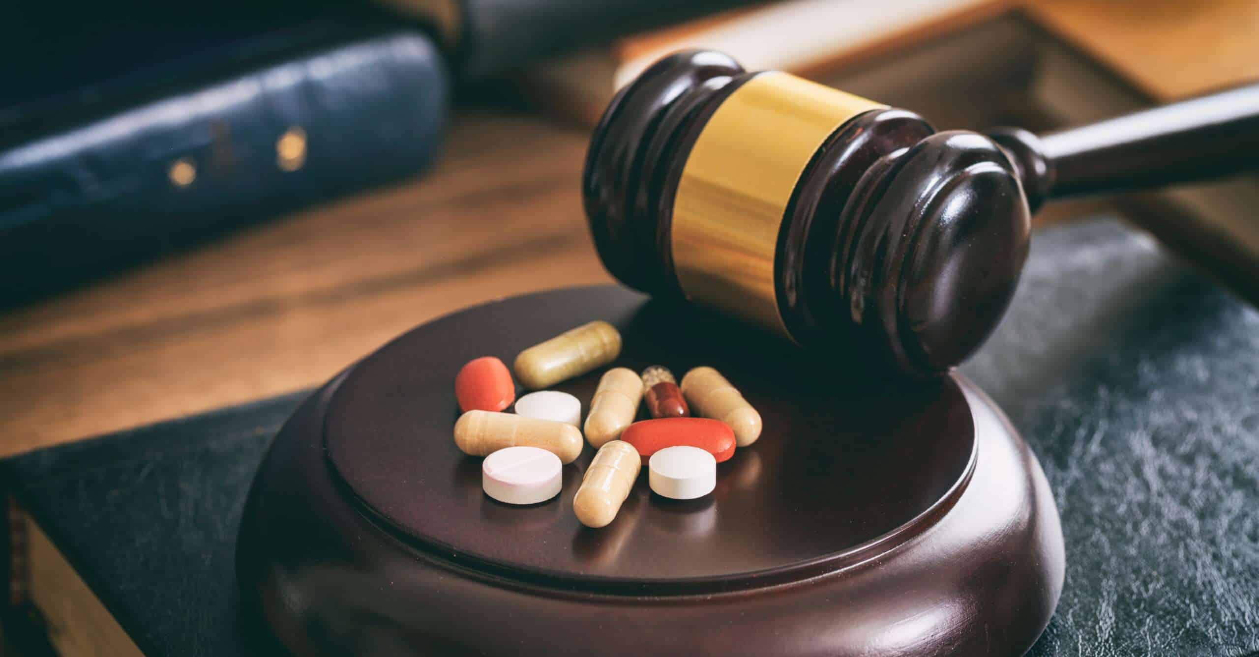 Mazo y píldoras que representan la negligencia farmacéutica y los errores de medicación en Massachusetts