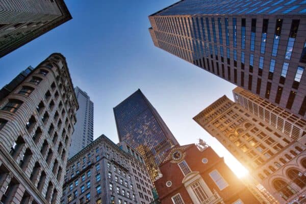 El Old State House de Boston enmarcado por los rascacielos del centro al amanecer - contacta con Gavagan Law, abogados de confianza en Boston especializados en lesiones personales