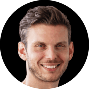 Tobias Roppelt lächelt in die Kamera.