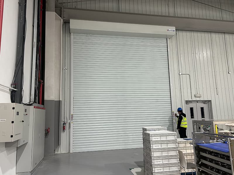 pintu gulung manual berbahan logam