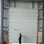 la puerta de garaje con portillo