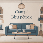 Salon déco moderne avec canapé bleu pétrole, accessoires et couleurs douces