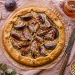 tarte aux figues congelées sur table en bois