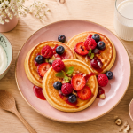 Pancake peu calorique avec fruits rouges et fromage blanc