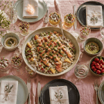 repas froid entre amis, table dressée avec taboulé, verrines et dips