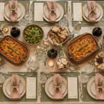 Repas pour 30 personnes table dressée plats conviviaux