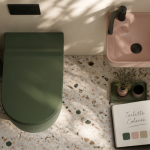 toilette coloré cuvette verte et accessoires roses terrazzo