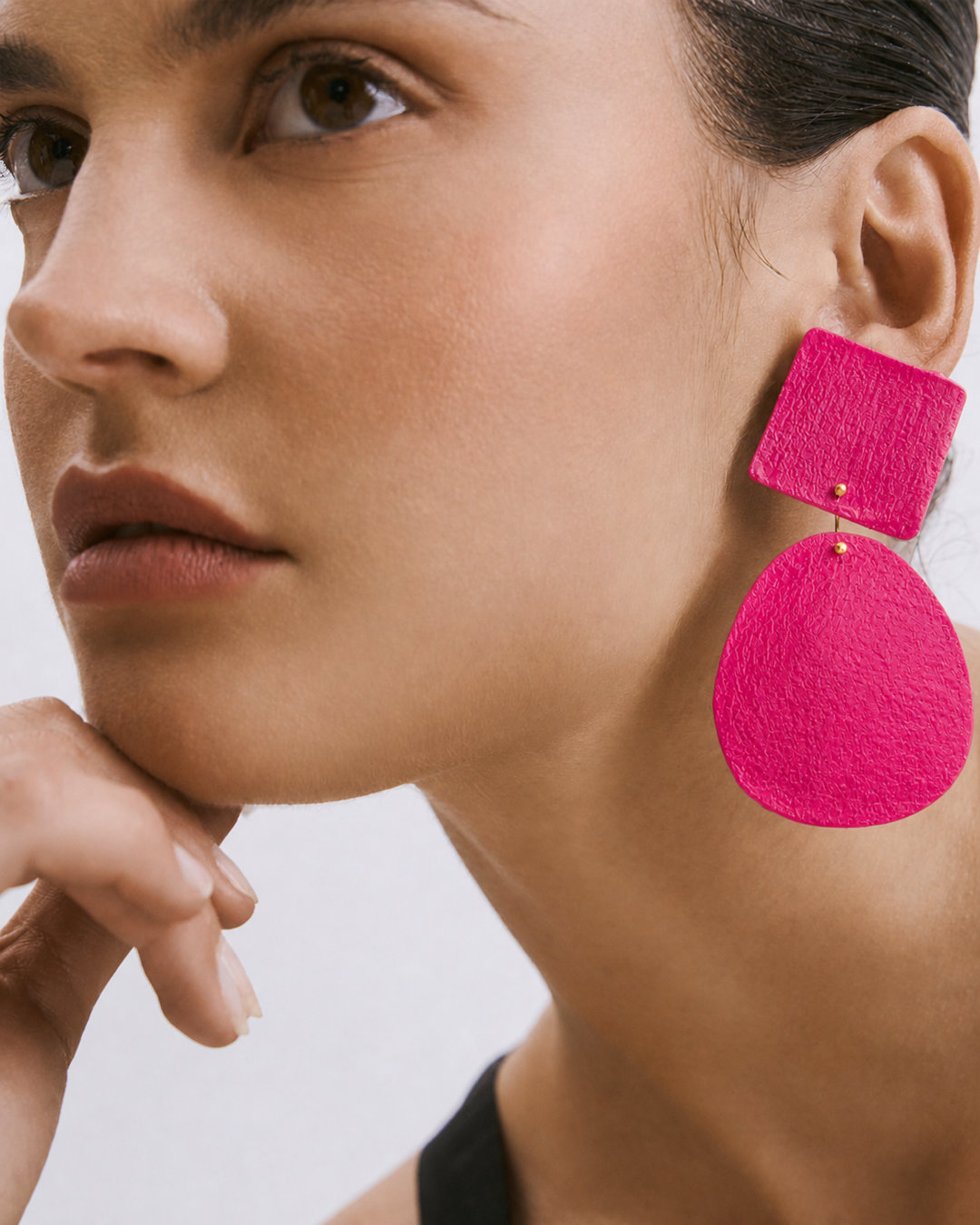 ANASA-earrings-fuchsia-modella-ravvicinato-ecommerce Chroma - Fuchsia Geometric Earrings - Image 1