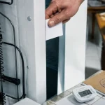 Combien de fois par heure en moyenne un frigo tourne t il ? Test du joint et diagnostic sur frigo blanc