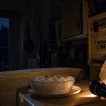 coupure electricite angers : lampe torche et tableau electrique ouvert dans une cuisine