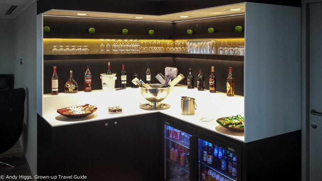 First Class Lounge CDG drinks and snacks