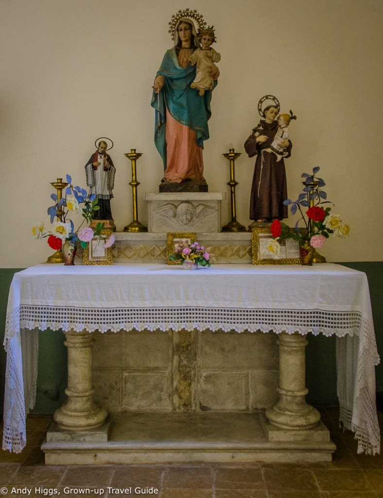 La Rectoria Church table right