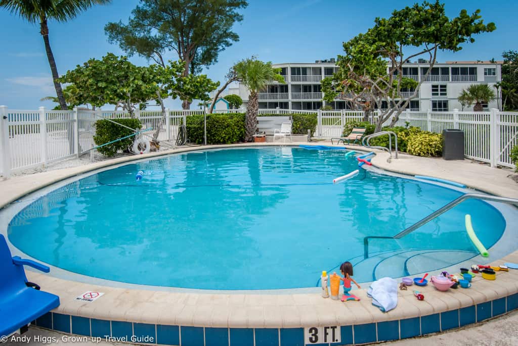 Island Inn pool