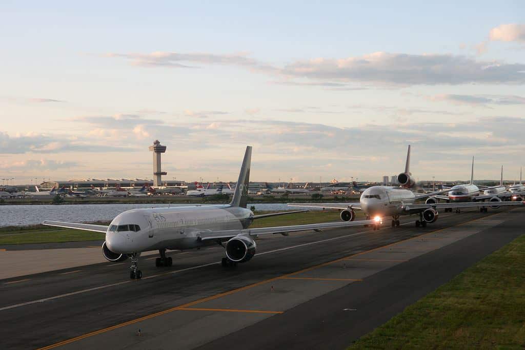 1024px-JFK_Plane_Queue