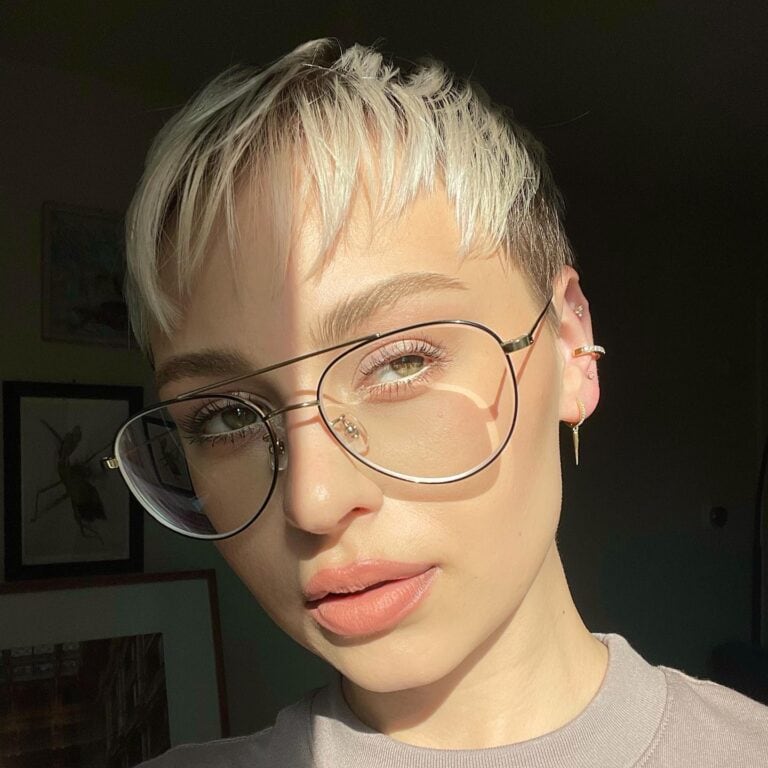 short pixie haircuts for women with glasses