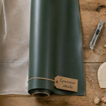 Rouleau bache polyéthylène et PVC côte à côte sur table