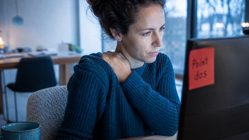 Point dans le milieu du dos : signes d’alerte, causes probables et gestes utiles