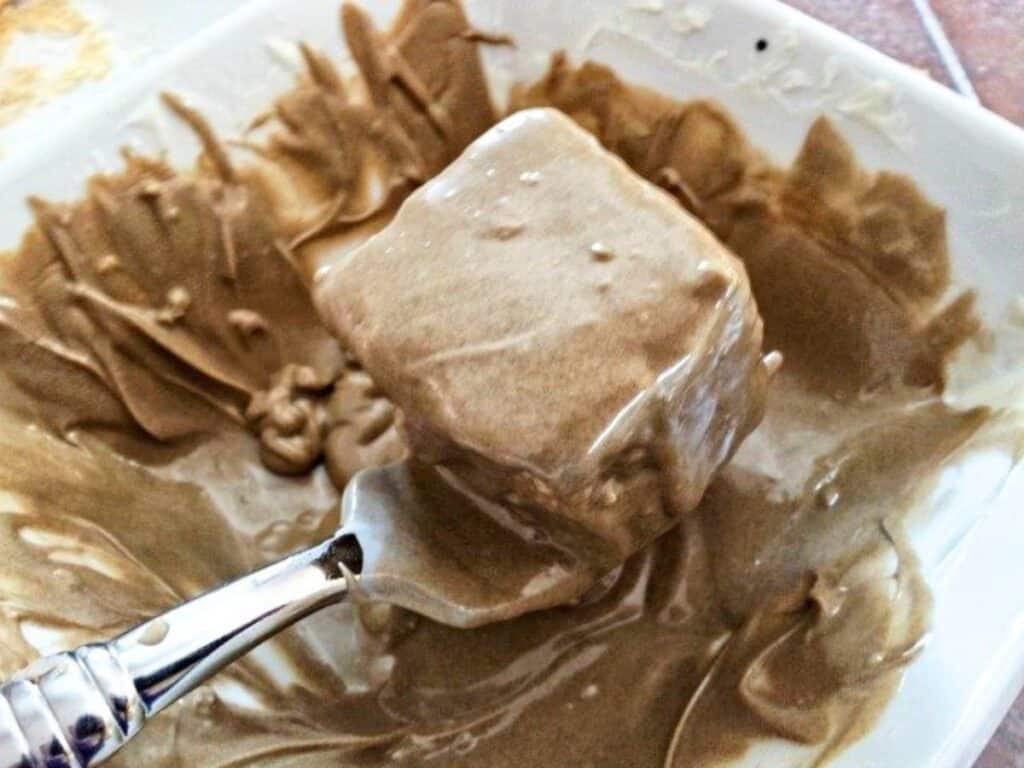 Image shows tap the fork to remove excess chocolate from the Minecraft cake squares.