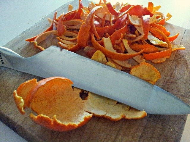 Cutting up orange slices for candied tangerine peels