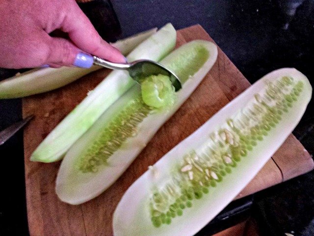 How to remove seeds from a cucumber
