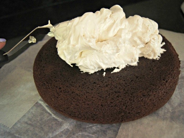 Spread your fluff from the center of your cake to the edges
