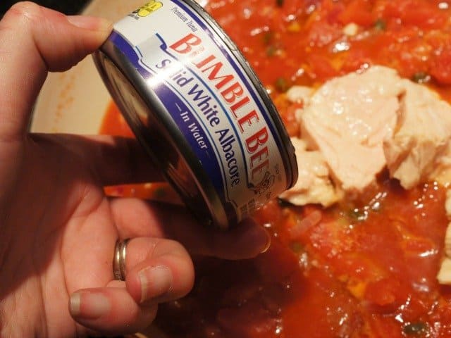 Adding tuna to the sauce