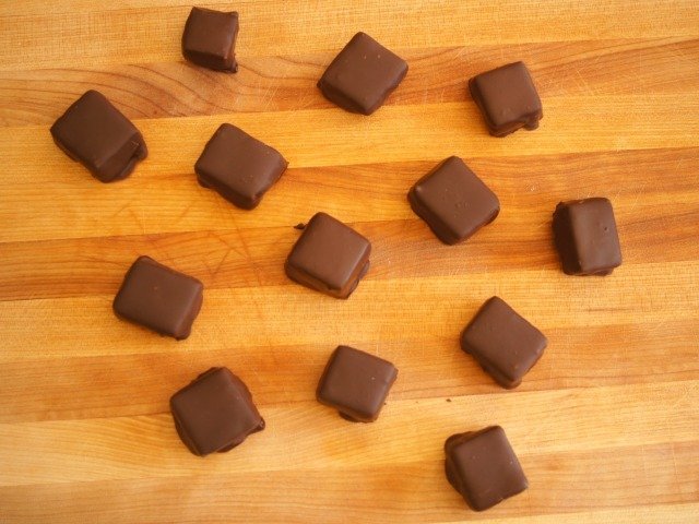 Perfect frozen cheesecake bites with yogurt