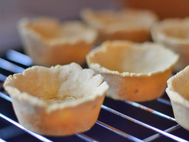 Cool masa cups on a wire rack