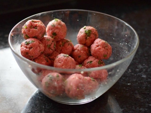 Make 20 golf ball size meatballs