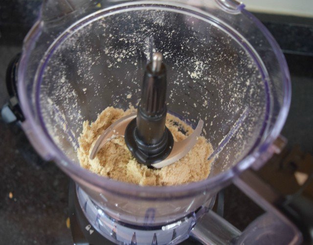 Create crumbly paste with sesame seeds