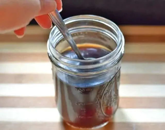 Stir sugar into hot coffee for frozen frappaccino