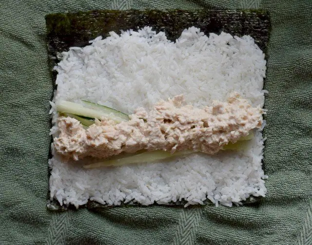 Add a quarter of the tuna mixture to the homemade spicy tuna roll