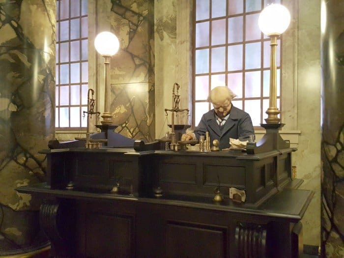 Take great photos at Escape from Gringotts and other rides with the Universal Studios VIP Experience