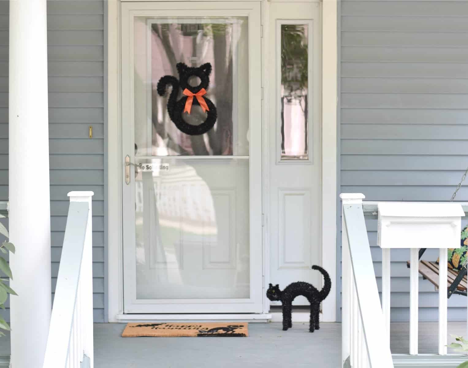 Perfect entryway for Halloween front porch decor ideas