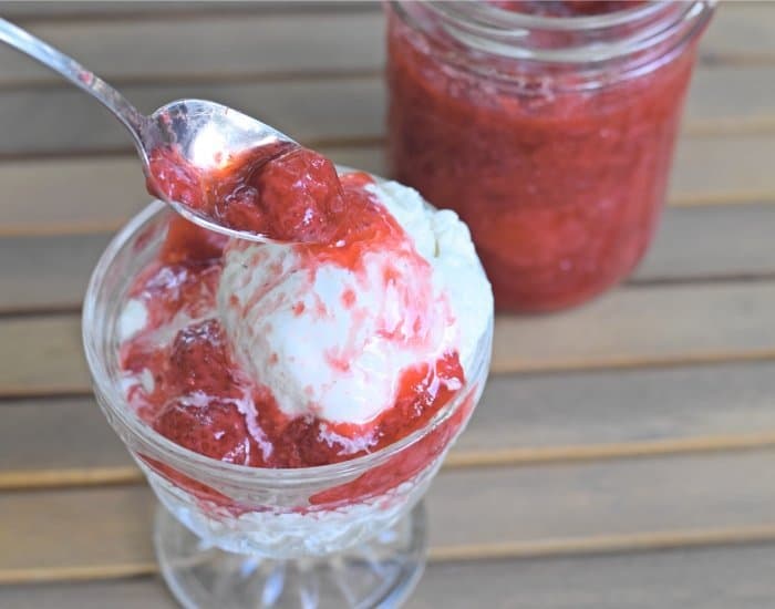 Strawberry ice cream sundae