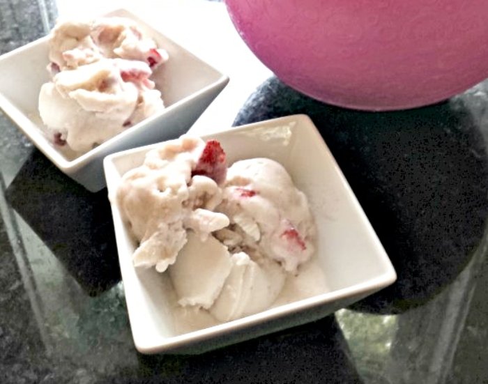 Homemade strawberry frozen yogurt
