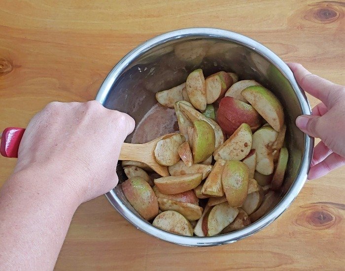 Stir apples in Instant Pot