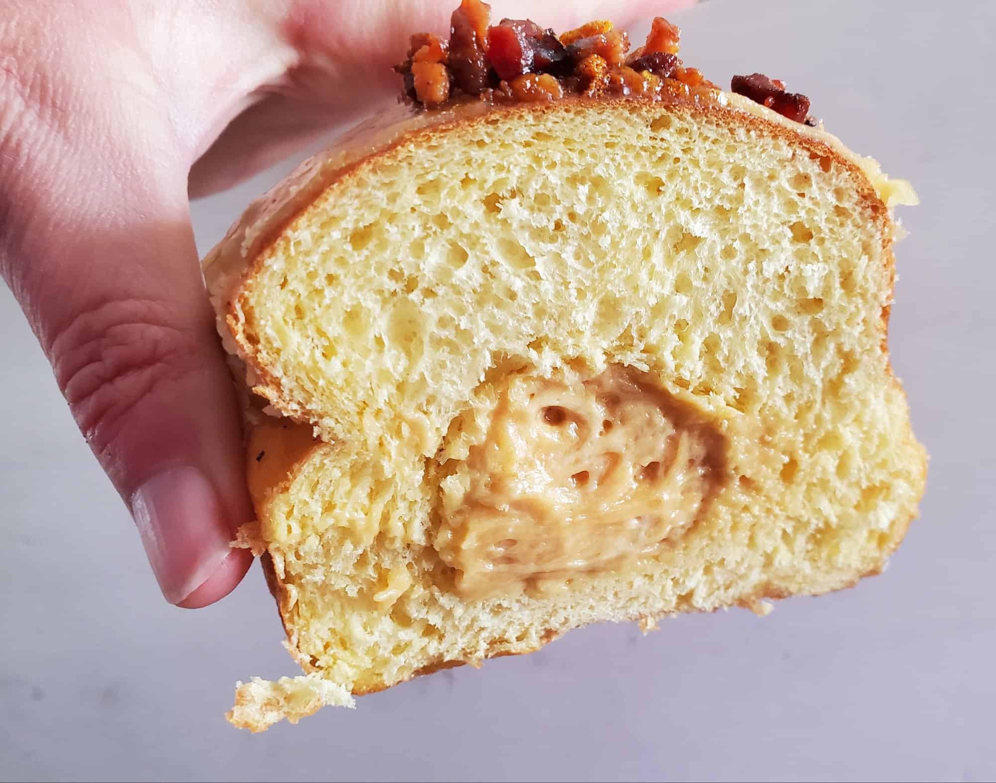 Skimpy filling inside Kotalek Bakery paczek.