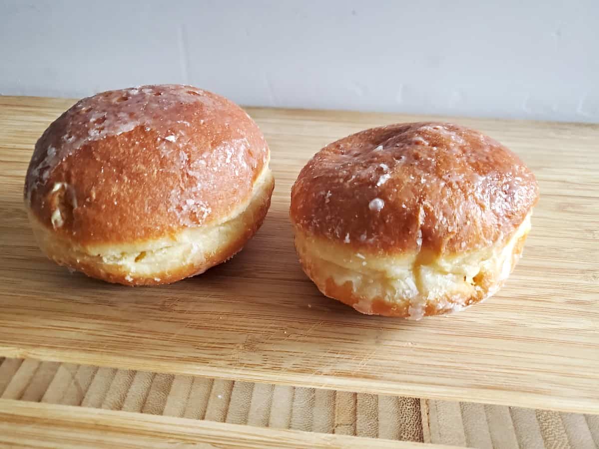 Two Deli 4 U paczki on a wooden board.